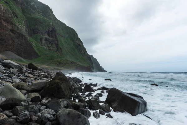 Praia Rochosa Ilha Madeira Falésias Vulcânicas Verdes Com Mau Tempo — Fotografia de Stock