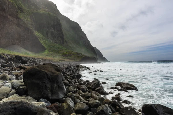 Praia Rochosa Ilha Madeira Falésias Vulcânicas Verdes Com Mau Tempo — Fotografia de Stock