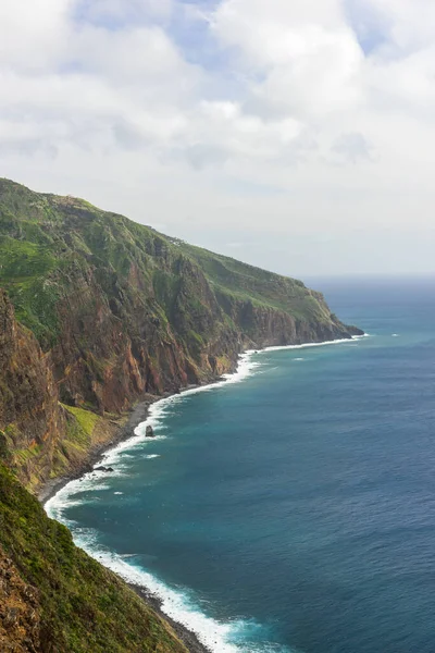 春のマデイラ島の大西洋の崖 — ストック写真