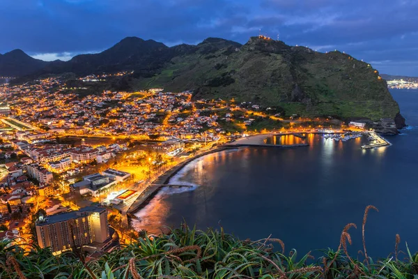 Atlantik Okyanusu 'ndaki Madeira Portekiz' deki Machico şehrinin gece manzarası