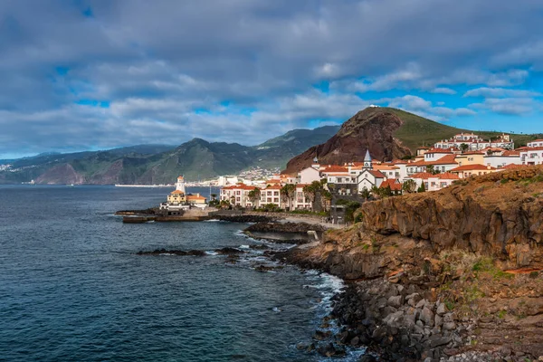 Marina Quinta Grande Madeira Portugal 바위투성이 절벽에 등대가 바닷가 의작은 — 스톡 사진