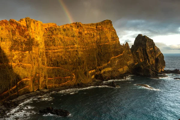 Arco Íris Sobre Falésias Vulcânicas Oceano Atlântico Ponta São Lourenco — Fotografia de Stock