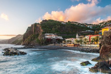 Ponta do Sol 'da gün batımı, Atlantik Okyanusu' nda Madeira, Portekiz 'de plajları ve uçurumları olan bir kasaba..
