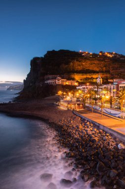 Aydınlanmış kasaba Ponta do Sol, Madeira, Portekiz