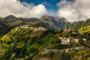 Yeşil tepeleri ve dağları olan Madeira manzarası Ribeiro Frio köyü. Madeira, Portekiz 'de vahşi doğa