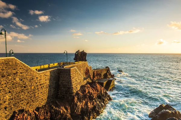 Камені Понта Сол Мадейра Пляж Променадою Скелях Сонячне Світло Хвилі — стокове фото