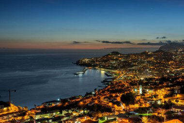 Aydınlanmış Funchal, Madeira 'nın alacakaranlıktaki havadan şehri..