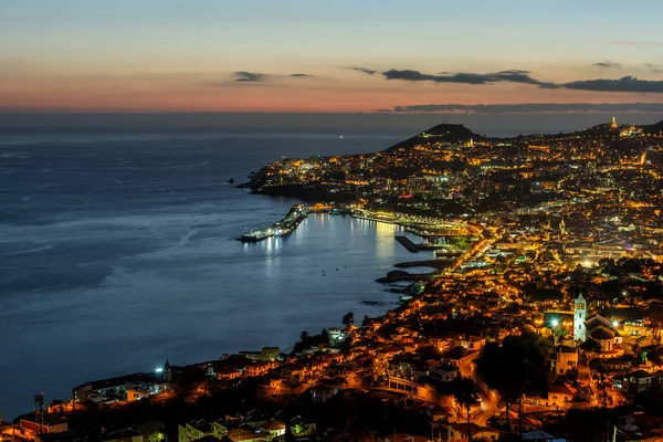 Aydınlanmış Funchal, Madeira 'nın alacakaranlıktaki havadan şehri..