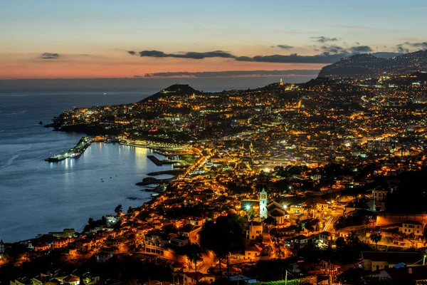 Günbatımından sonra gün batımından sonra Madeira, Funchal 'ın aydınlatılmış şehir manzarası.