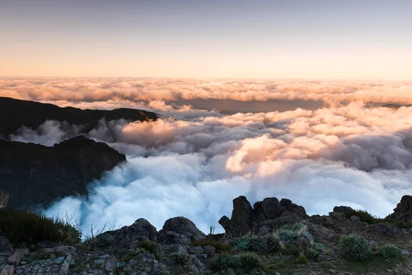 Krajobraz Gór Madery Szczytami Nad Chmurami Zachodzie Słońca — Zdjęcie stockowe