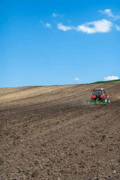 Tractor Werkzaam Landbouwgebieden Landelijk Landschap — Stockfoto