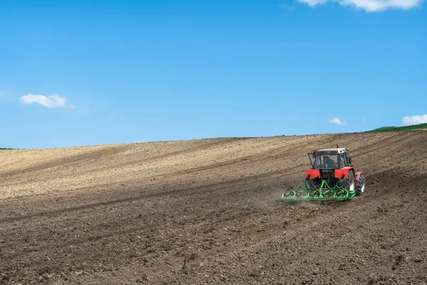 Tractor Werkzaam Landbouwgebieden Landelijk Landschap — Stockfoto