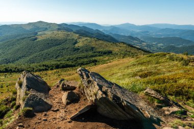 Yazın Bieszczady Dağları, Karpatlar, Polonya 'da vahşi doğa ve manzara ve alp manzarası.
