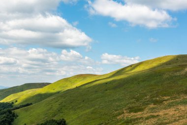 Yazın Bieszczady Dağları, Karpatlar, Polonya 'da vahşi doğa ve manzara ve alp manzarası.