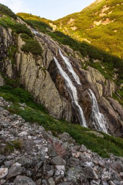 Polonya 'daki Tatra Dağları' nda yaz mevsiminde Alp şelalesi 