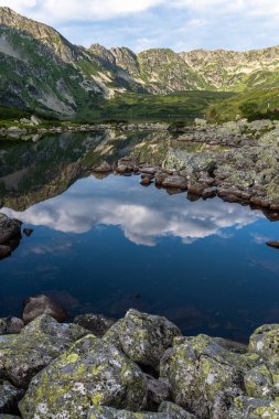 Polonya 'nın Tatra Dağları' nda yaz mevsiminde Alp gölleri 