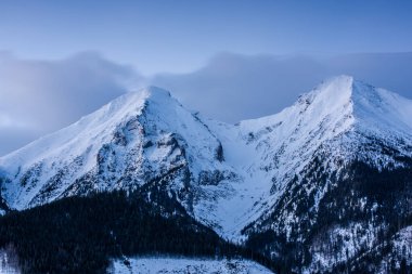Kar tepeli Yüksek Tatra Dağları kış gündoğumunda zirve yapar