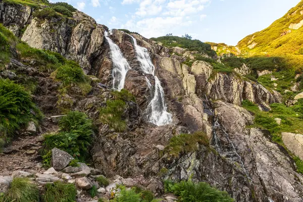 Polonya 'daki Tatra Dağları' nda yaz mevsiminde Alp şelalesi 