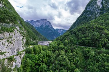 İtalya 'nın Predil Geçidi' ndeki yeşil ormanlı Alp manzarası. Hava aracı görünümü.