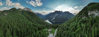 Predil Gölü ve dağları üzerinde panoramik manzara, İtalya. Hava aracı görünümü.