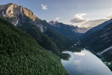 İtalya 'daki Predil Gölü ve Alp Dağları manzarası. Hava aracı görünümü.