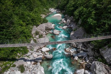 Slovenya 'daki Soca Nehri' ndeki köprünün üzerinden geçen hava aracı manzarası, alp manzarası ve manzara