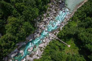 Slovenya 'da Alp manzarası ve zümrüt yeşili Soca nehri