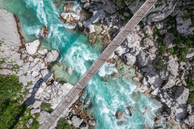 Slovenya 'nın Soca Nehri üzerindeki Soca Vadisi' ndeki asma köprü, insansız hava aracı manzarası