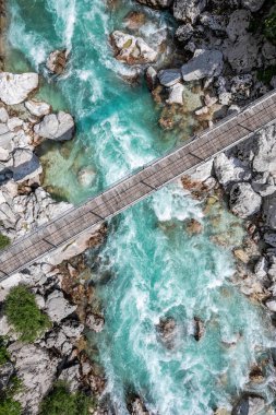 Slovenya 'daki Soca Nehri' ndeki köprünün üzerinden geçen hava aracı manzarası, alp manzarası ve manzara