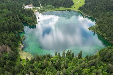 İtalya, Avrupa 'daki Fusine Gölü. Aerialdrone görünümü. Doğada güzellik