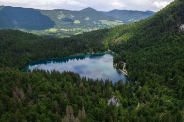 İtalya 'daki Fusine Gölü' nün arka planında Avrupa 'daki Alpler var. Aerialdrone görünümü.