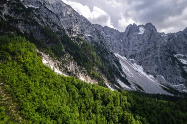 Alp Dağları manzarası. Hava aracının doğadaki güzelliği. İtalyan Alpleri