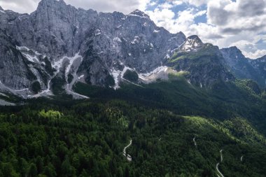 Alp Dağları manzarası. Hava aracının doğadaki güzelliği. İtalyan Alpleri