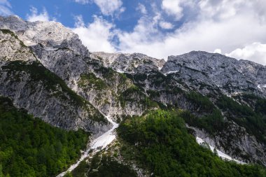 Alp Dağları manzarası. Hava aracının doğadaki güzelliği. İtalyan Alpleri