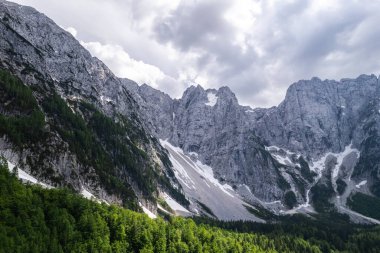 Alp Dağları manzarası. Hava aracının doğadaki güzelliği. İtalyan Alpleri