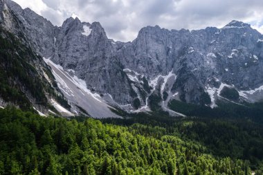 Alp Dağları manzarası. Hava aracının doğadaki güzelliği. İtalyan Alpleri