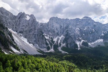 Alp Dağları manzarası. Hava aracının doğadaki güzelliği. İtalyan Alpleri