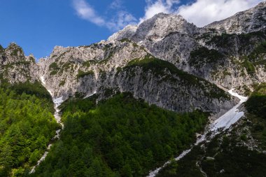 Alp Dağları manzarası. Hava aracının doğadaki güzelliği. İtalyan Alpleri