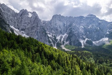 Alp Dağları manzarası. Hava aracının doğadaki güzelliği. İtalyan Alpleri