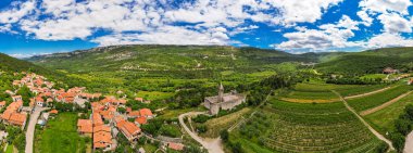 Slovenya, Hrastovlje 'deki Kutsal Üçlemeci Kilisesi. Ünlü Ölüm Dansı (Danse Macabre) freskleri. Drone görünümü.