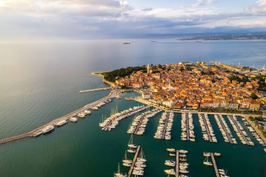 Slovenya 'nın Istrian yarımadasının Adriyatik kıyısındaki Izola kasabası. Hava aracı görünümü.