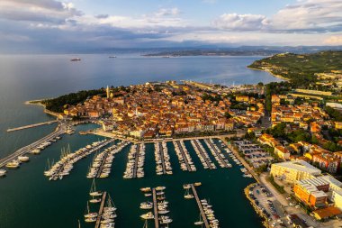 Slovenya 'nın Istrian yarımadasının Adriyatik kıyısındaki Izola kasabası. Hava aracı görünümü.