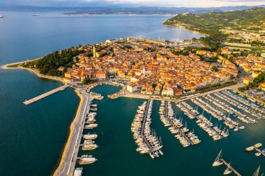 Slovenya 'nın Istrian yarımadasının Adriyatik kıyısındaki Izola kasabası. Hava aracı görünümü.