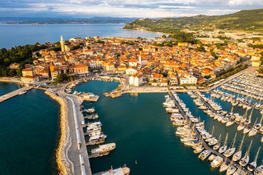 Slovenya 'nın Istrian yarımadasının Adriyatik kıyısındaki Izola kasabası. Hava aracı görünümü.