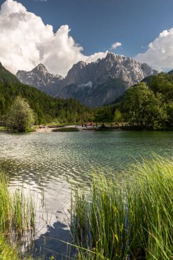 Slovenya, Kranjska Gora 'daki Jasna Gölü. Doğal alp manzarası ve manzarası.