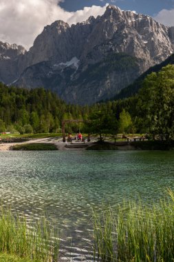 Slovenya, Kranjska Gora 'daki Jasna Gölü. Doğal alp manzarası ve manzarası.