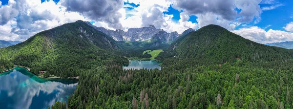 İtalyan Alplerindeki Fusine Gölü üzerinde panoramik manzara. Hava aracı manzara fotoğrafçılığı