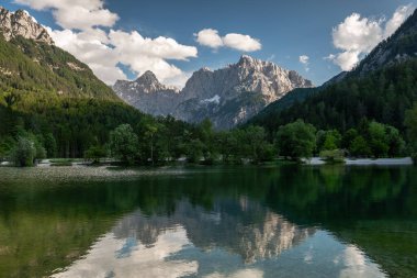 Slovenya, Kranjska Gora 'daki Jasna Gölü. Doğal alp manzarası ve manzarası.