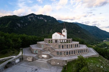 Slovenya 'daki St. Anton Kilisesi ve Kobarid Ossuary' nin insansız hava aracı görüntüsü. Birinci Dünya Savaşı 'ndan Caporetto Anıtı.