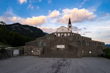 Slovenya 'daki St. Anton Kilisesi ve Kobarid Ossuary' nin insansız hava aracı görüntüsü. Birinci Dünya Savaşı 'ndan Caporetto Anıtı.